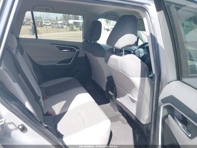 2020 TOYOTA RAV4 XLE 8