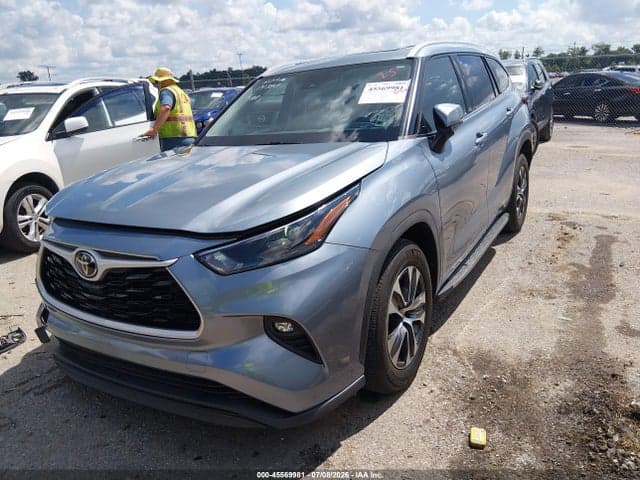 2022 TOYOTA HIGHLANDER XLE 2
