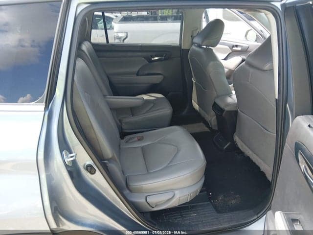 2022 TOYOTA HIGHLANDER XLE 8