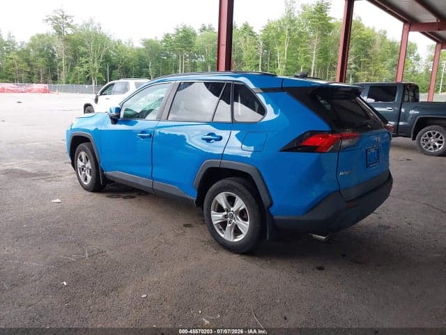 2020 TOYOTA RAV4 XLE 3
