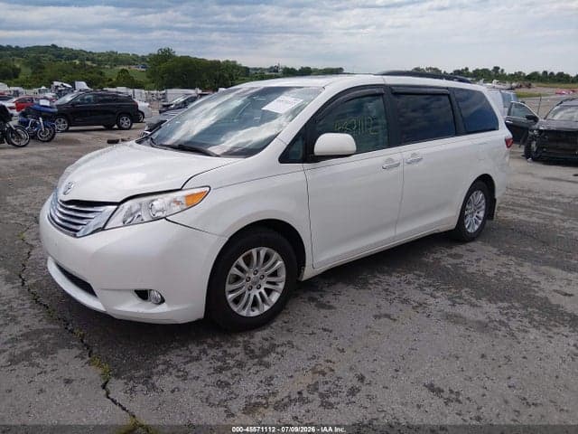 2017 TOYOTA SIENNA XLE PREMIUM 8 PASSENGER 2