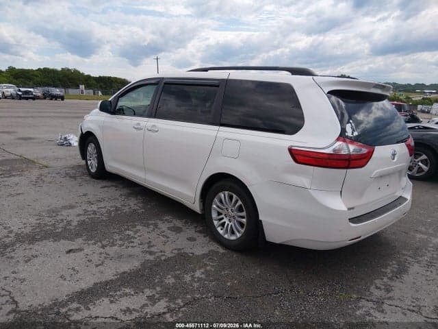 2017 TOYOTA SIENNA XLE PREMIUM 8 PASSENGER 3