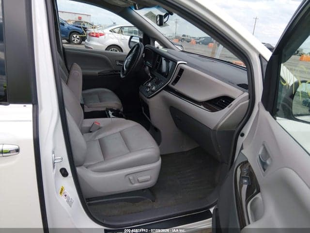 2017 TOYOTA SIENNA XLE PREMIUM 8 PASSENGER 5