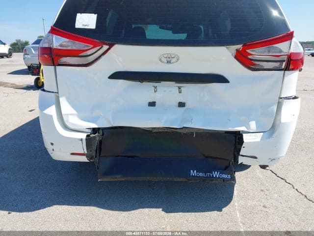 2017 TOYOTA SIENNA L 7 PASSENGER 18