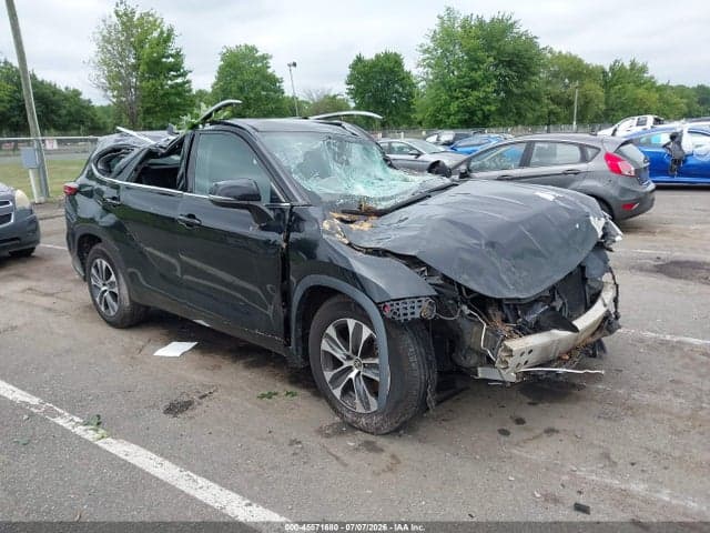 2021 TOYOTA HIGHLANDER XLE - 1
