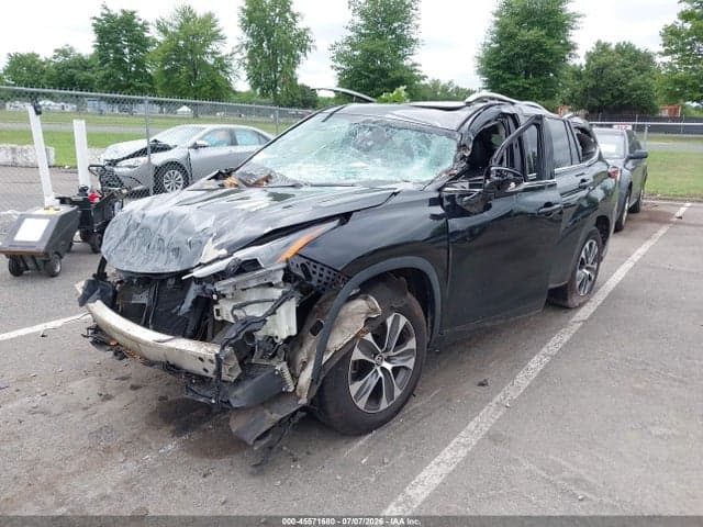 2021 TOYOTA HIGHLANDER XLE 2