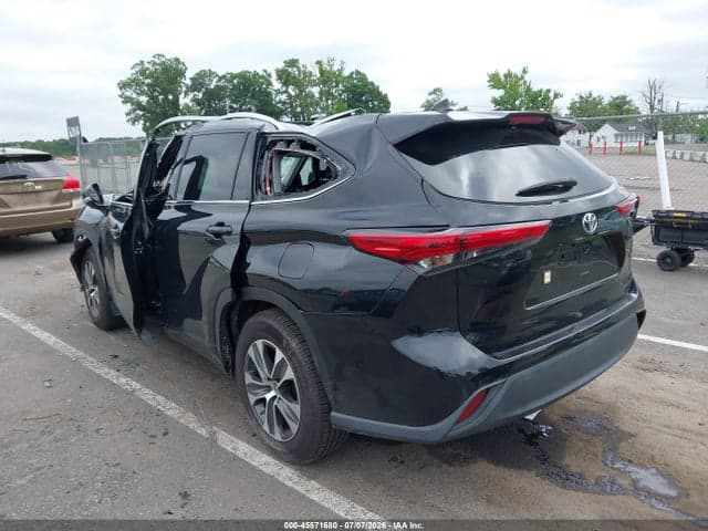 2021 TOYOTA HIGHLANDER XLE 3