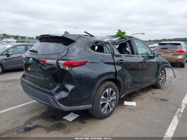 2021 TOYOTA HIGHLANDER XLE 4