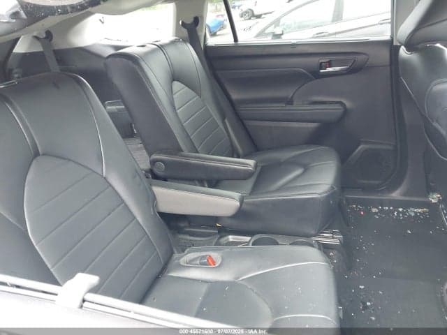 2021 TOYOTA HIGHLANDER XLE 8