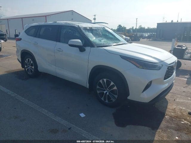 2021 TOYOTA HIGHLANDER XLE 1