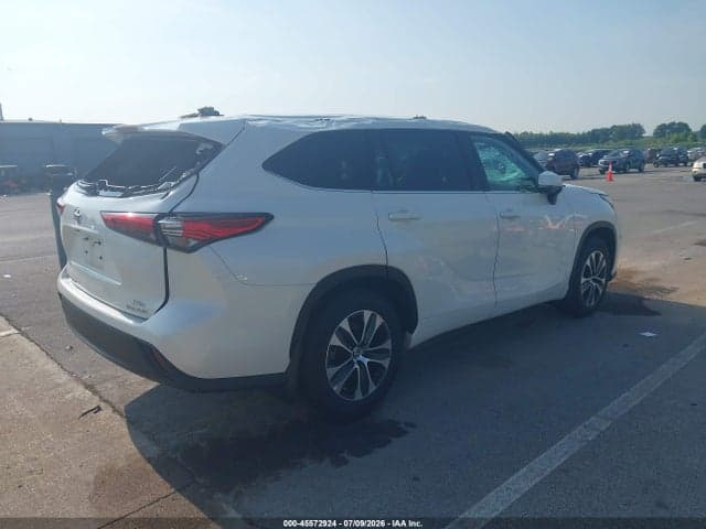 2021 TOYOTA HIGHLANDER XLE 4