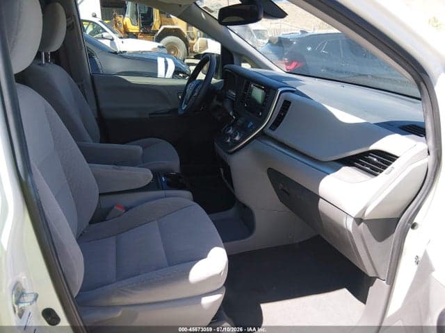 2020 TOYOTA SIENNA LE 5