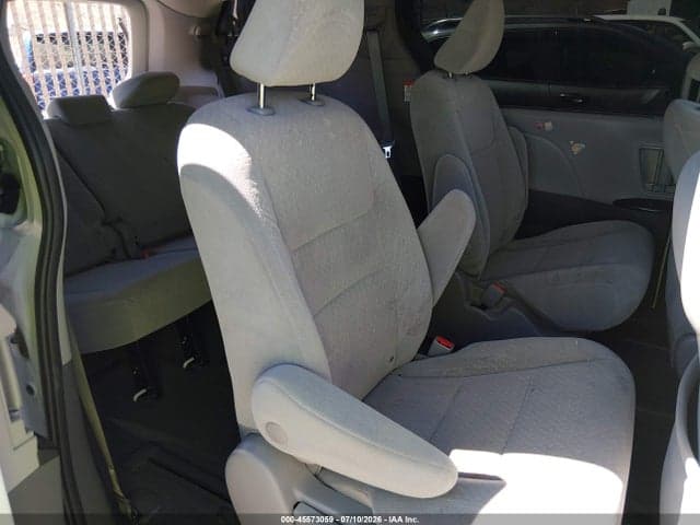 2020 TOYOTA SIENNA LE 8
