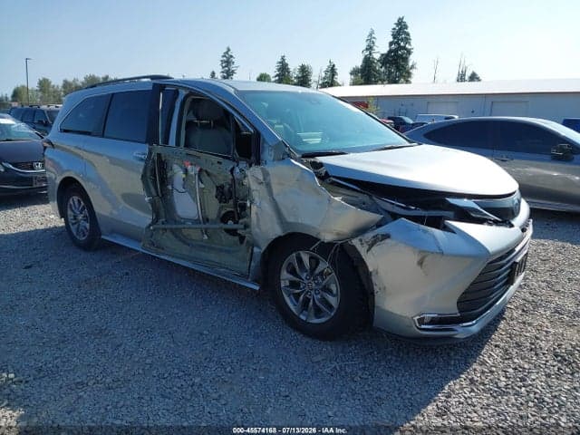 2022 TOYOTA SIENNA XLE - 1