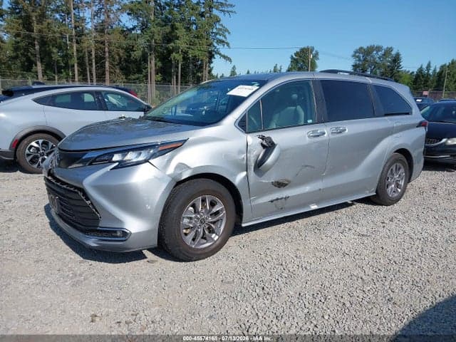 2022 TOYOTA SIENNA XLE 2
