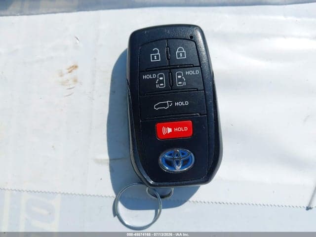2022 TOYOTA SIENNA XLE 11