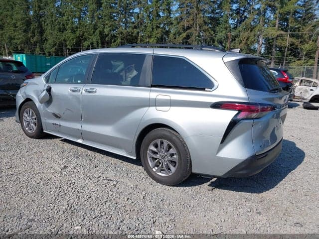 2022 TOYOTA SIENNA XLE 3