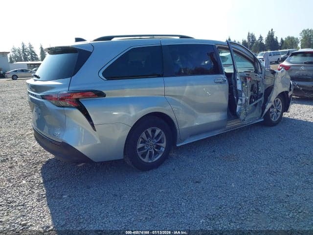 2022 TOYOTA SIENNA XLE 4