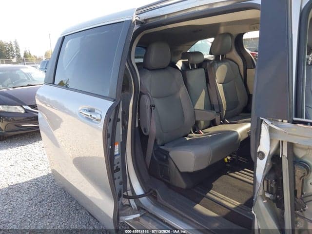 2022 TOYOTA SIENNA XLE 8