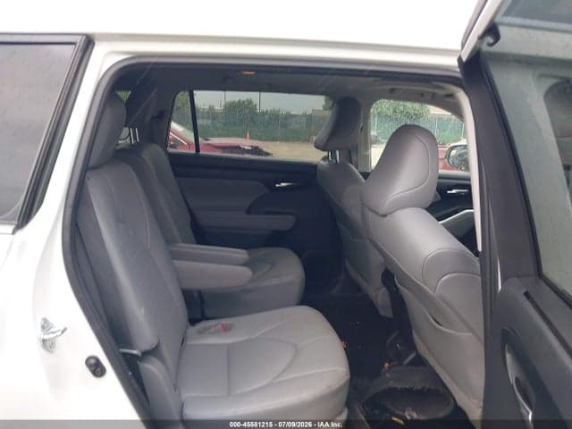 2021 TOYOTA HIGHLANDER XLE 8