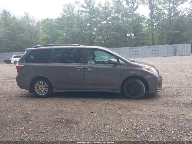 2018 TOYOTA SIENNA XLE 8 PASSENGER 13