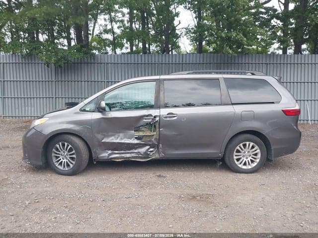 2018 TOYOTA SIENNA XLE 8 PASSENGER 14