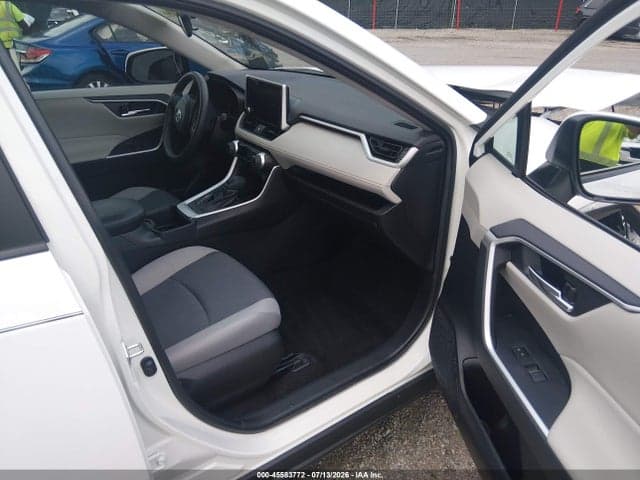 2024 TOYOTA RAV4 XLE 5