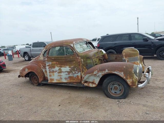1939 CHRYSLER COUPE 12