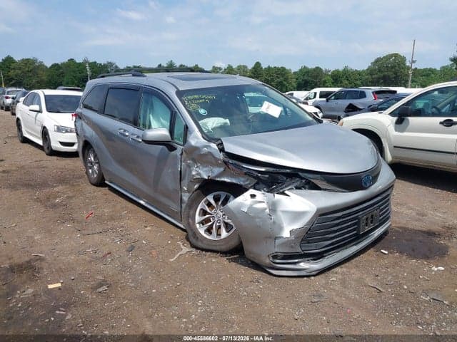 2021 TOYOTA SIENNA XLE 1