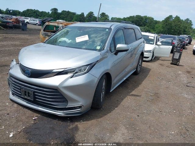 2021 TOYOTA SIENNA XLE 2