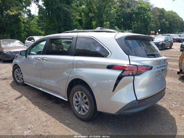 2021 TOYOTA SIENNA XLE 3