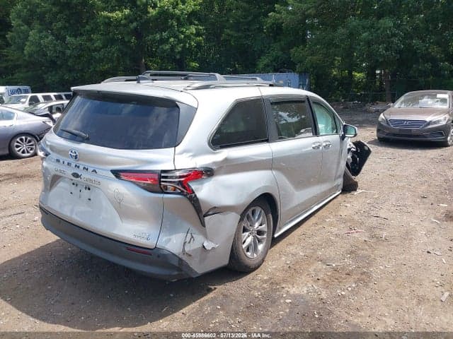 2021 TOYOTA SIENNA XLE 4