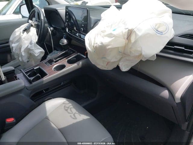 2021 TOYOTA SIENNA XLE 5