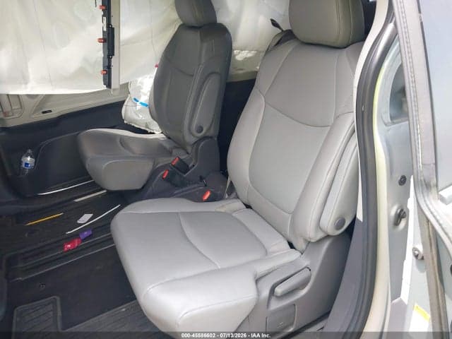 2021 TOYOTA SIENNA XLE 8