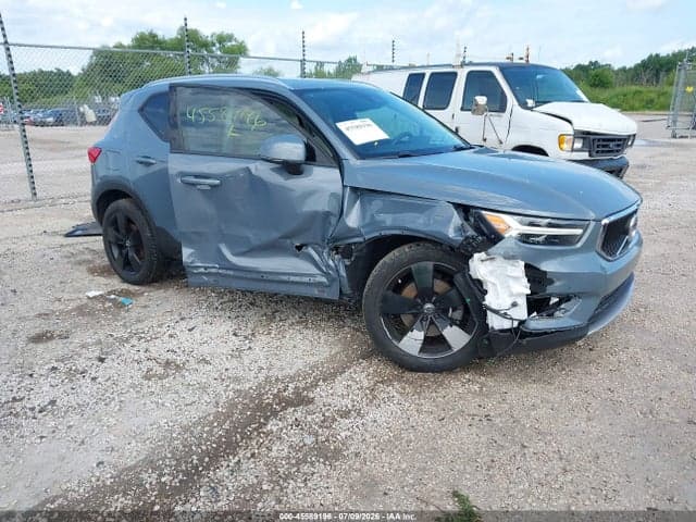 2022 VOLVO XC40 T5 MOMENTUM - 1