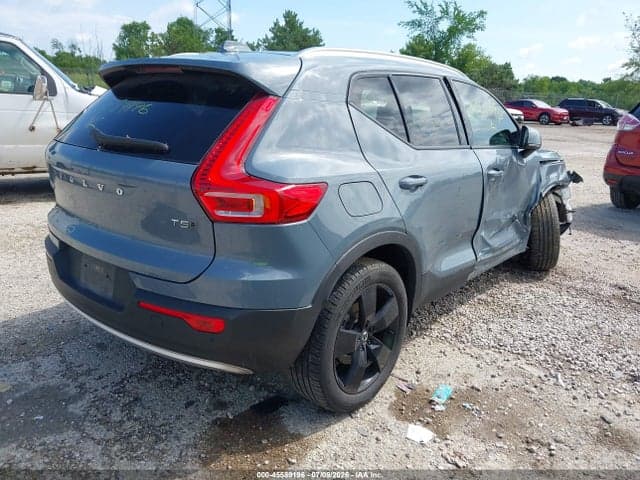 2022 VOLVO XC40 T5 MOMENTUM 4