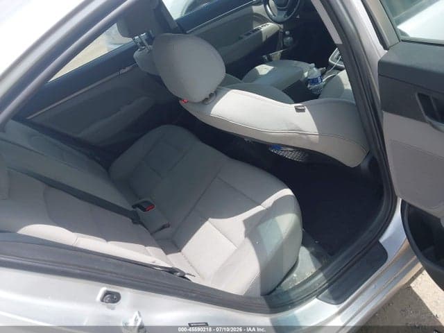 2017 HYUNDAI ELANTRA SE 8