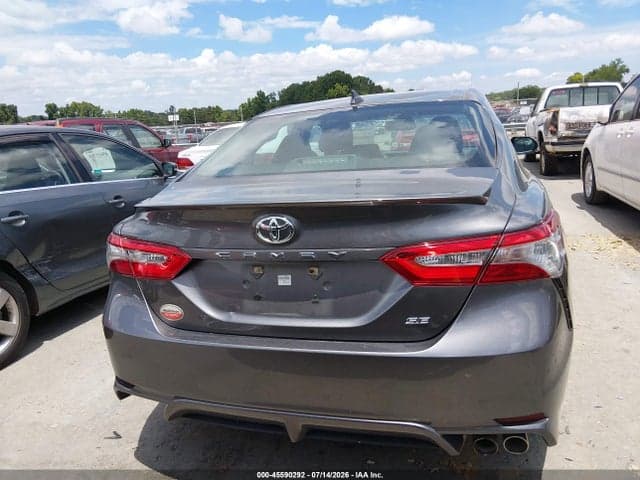 2019 TOYOTA CAMRY SE 16