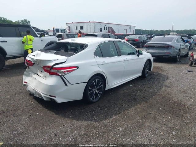 2020 TOYOTA CAMRY SE 4