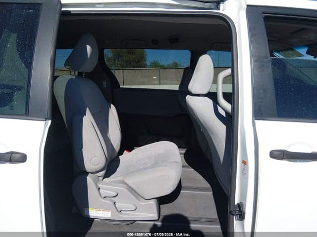2017 TOYOTA SIENNA L 7 PASSENGER 8