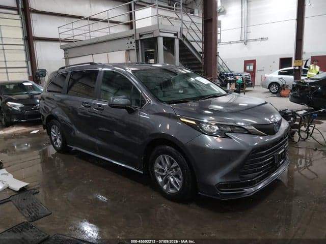 2025 TOYOTA SIENNA LE 1