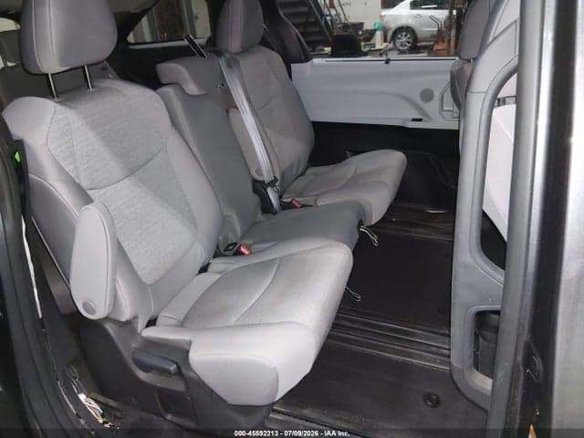 2025 TOYOTA SIENNA LE 8