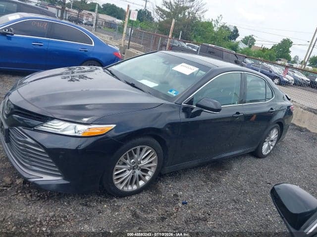 2018 TOYOTA CAMRY XLE 14