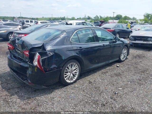 2018 TOYOTA CAMRY XLE 4
