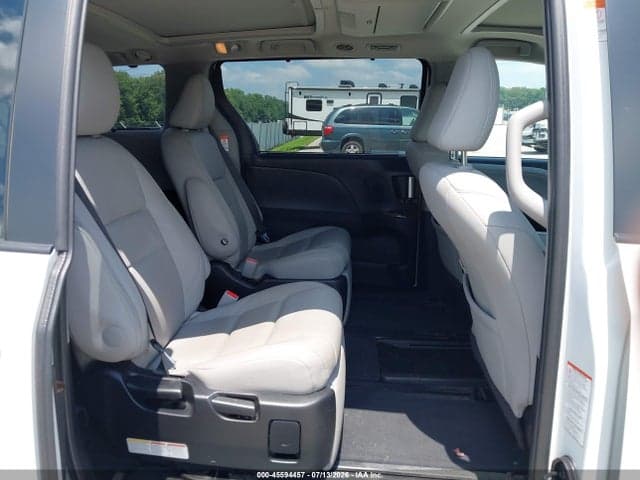 2017 TOYOTA SIENNA LIMITED PREMIUM 7 PASSENGER 8