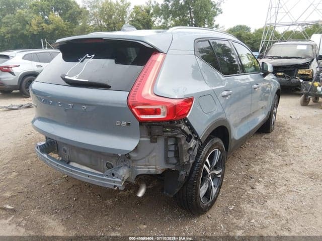 2023 VOLVO XC40 B5 CORE 4