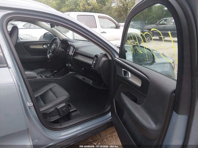 2023 VOLVO XC40 B5 CORE 5