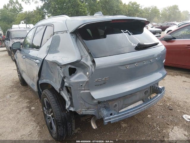 2023 VOLVO XC40 B5 CORE 6