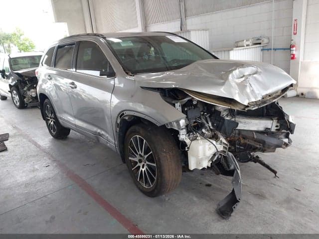 2017 TOYOTA HIGHLANDER SE 1