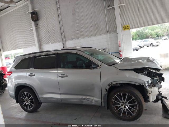 2017 TOYOTA HIGHLANDER SE 14